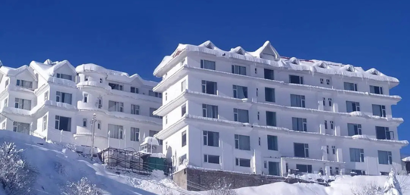 snow-view-at-The-Twin-towers-hotel-in-kufri